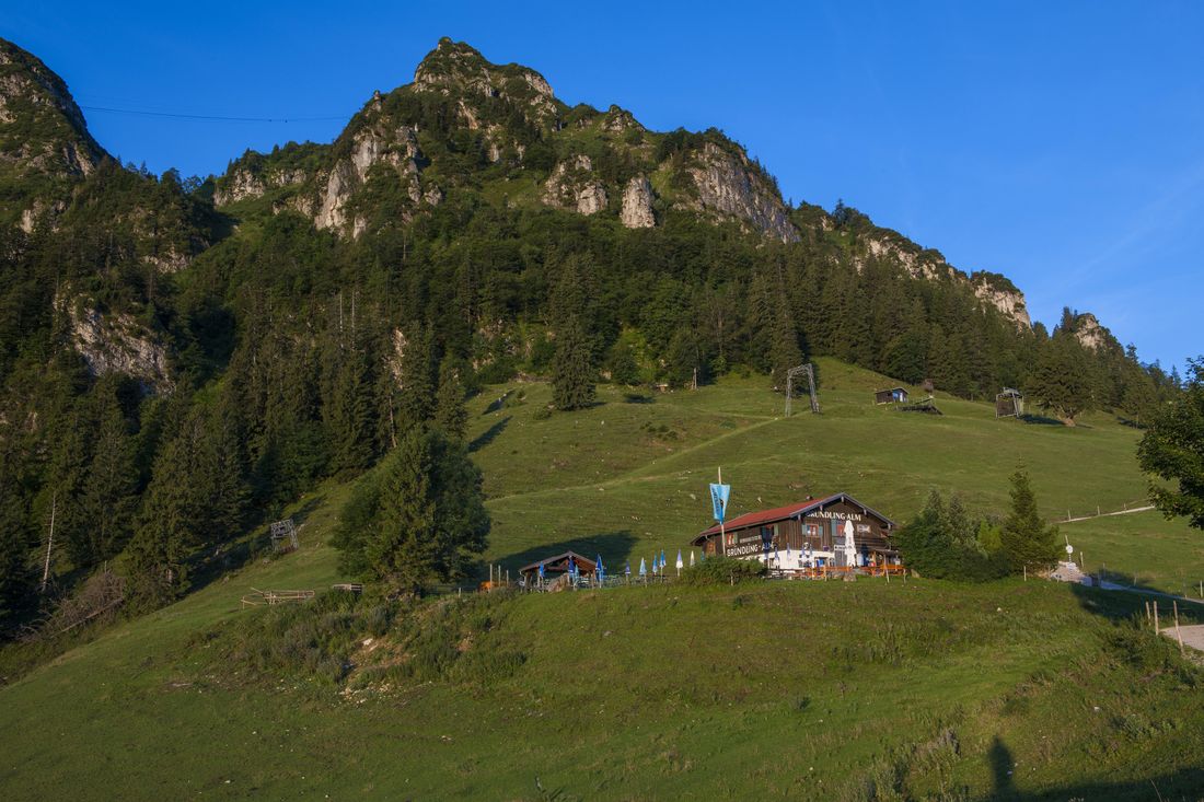 Blick auf die Bründlingalm unter dem Hochfelln