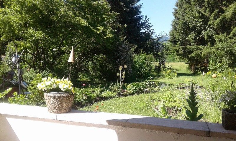 Blick in den Garten von Sitzplatz Terrasse