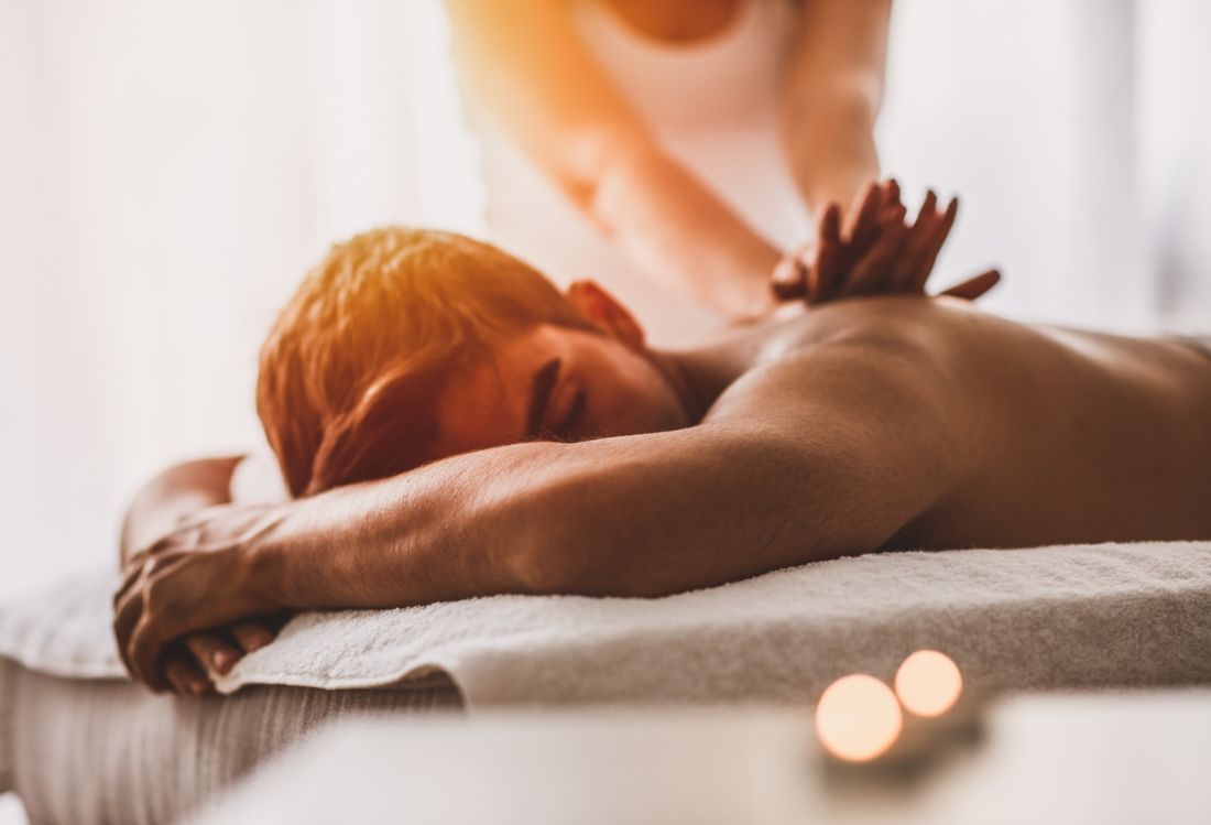 massage-mann-wellness-auszeit-entspannung-stress-loslassen-erholung-urlaub-wohlfuehlen-chiemgau-chiemsee-das-achental