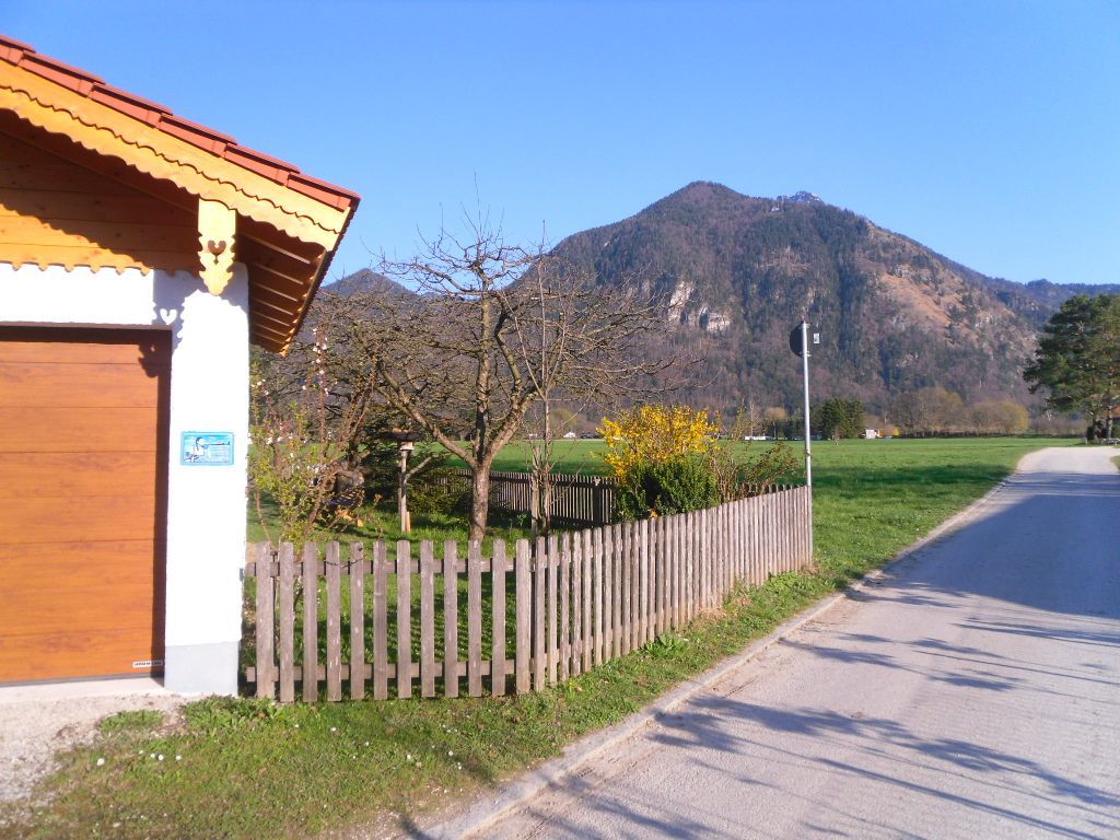 Gäste-Garage mit Elektro-Tor, Blick zum Schnappenberg
