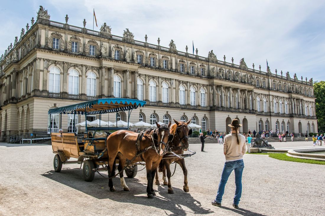 Pferdekutsche vor Schloss Herrenchiemsee