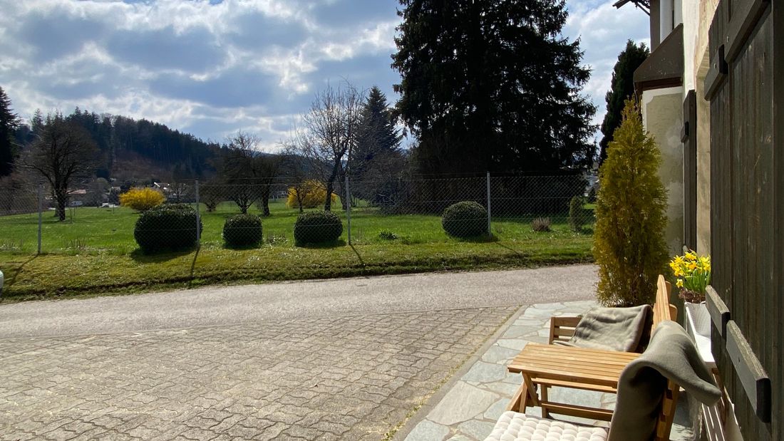 Sitzbank vor der Ferienwohnung mit Ausblick