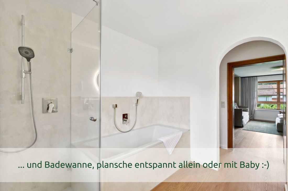 ... und Badewanne, plansche entspannt allein oder mit Baby :-)