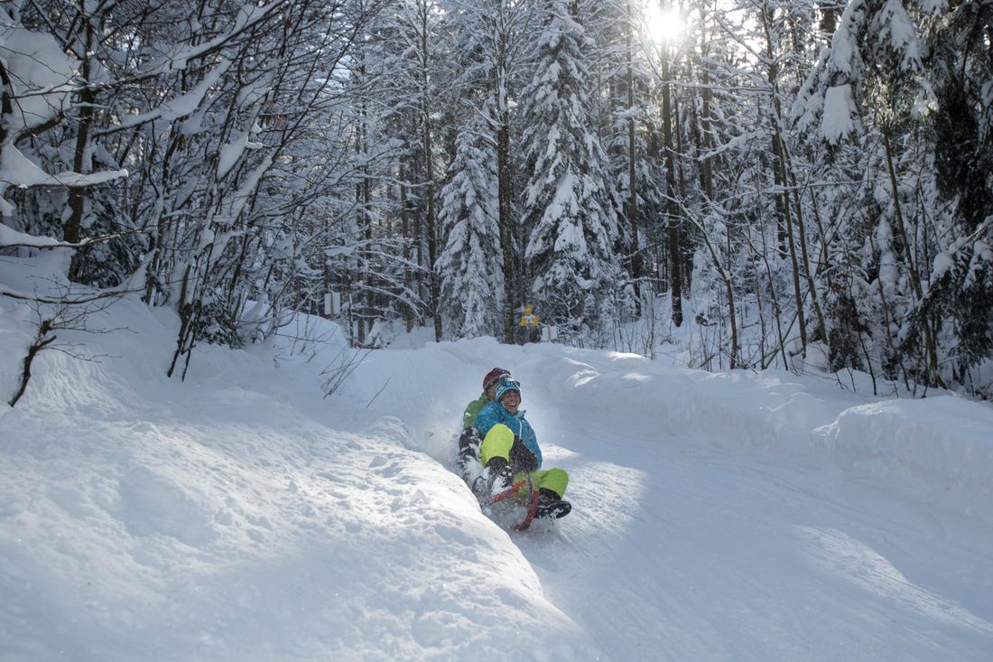 inzell-winter-leute-rodeln-aktiv05_ff