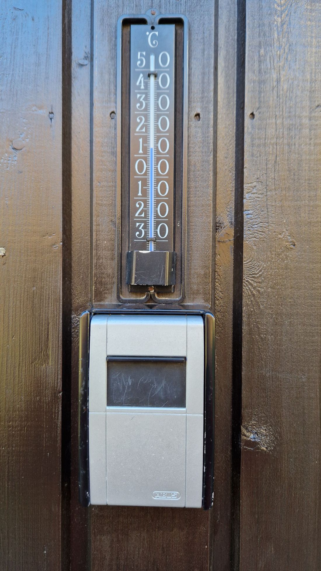 Schlüsselsafe (links neben der Eingangstüre)
