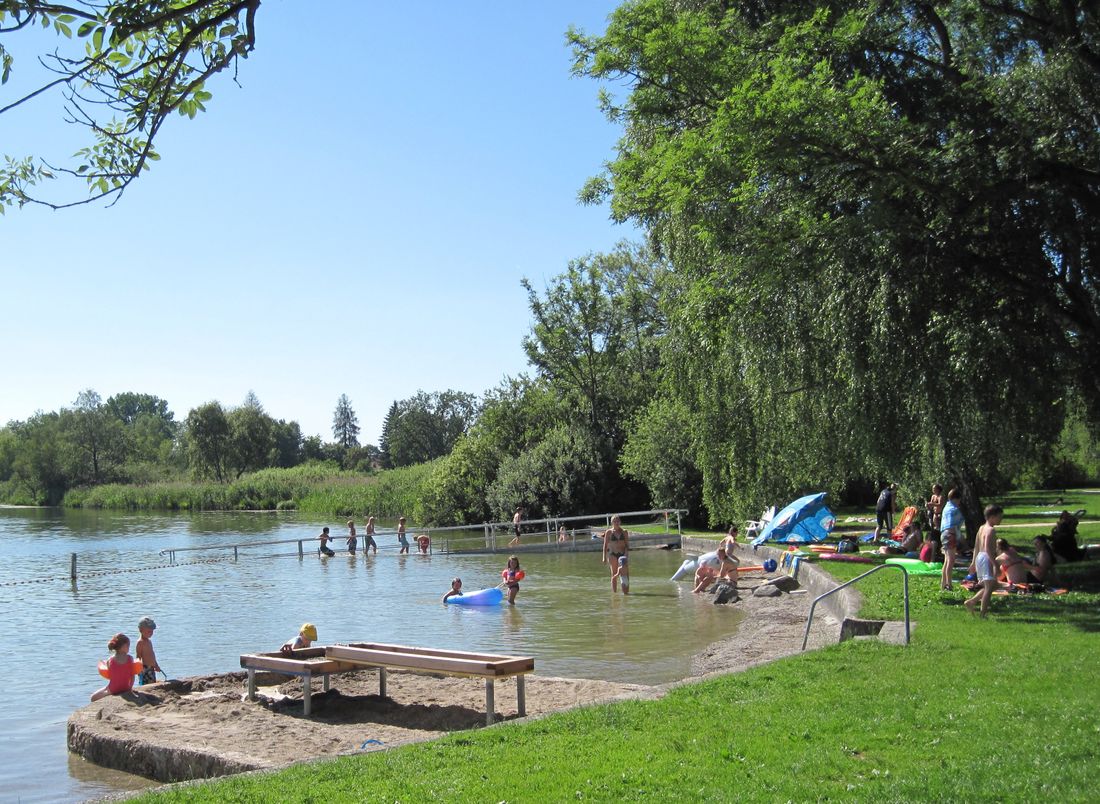 Sandkasten am Wasser im Strandbad Obing