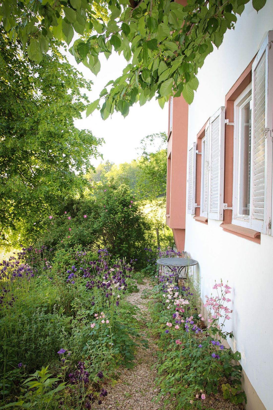 Kraftort im Garten der Wohnung