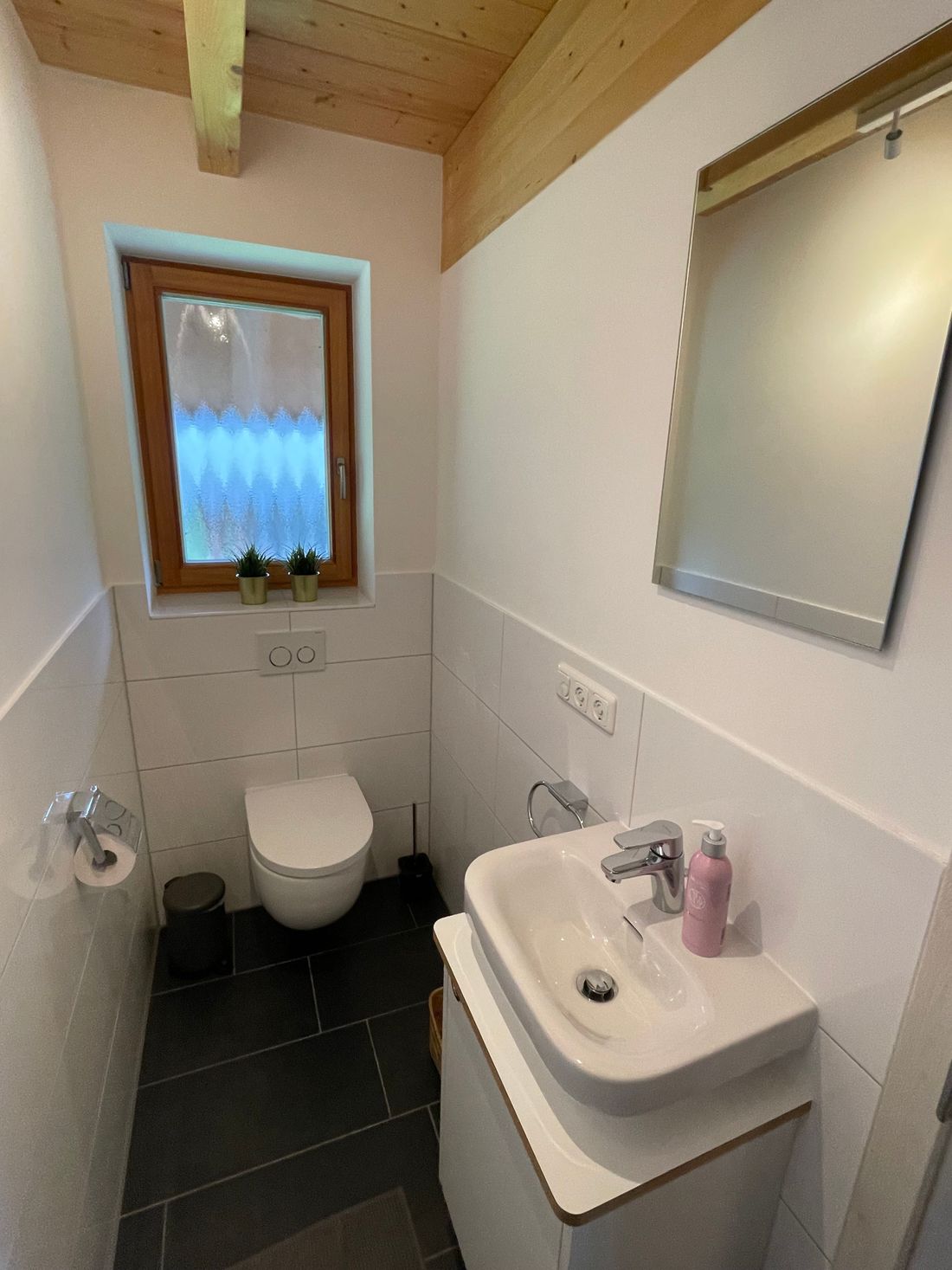 Toilette 2 im Mittelgeschoss