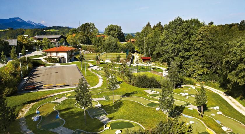 Spielplatz mit Minigolf und Tennis