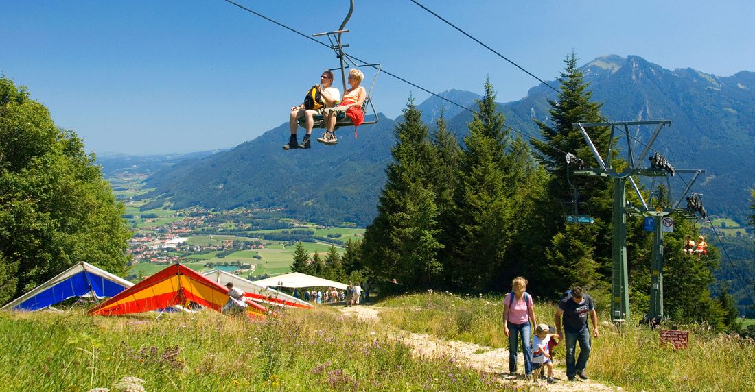 foto-hochplattenbahn-mit-drachenfliegern-und-familie