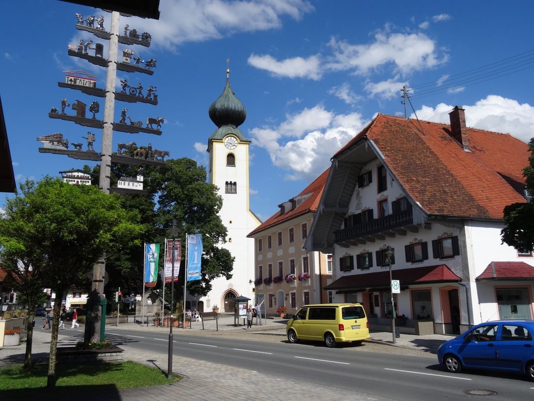 Tourist Information Grassau mit Kirchplatz