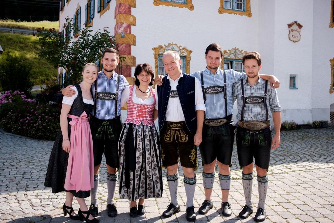 Wir würden uns freuen, Sie als unsere Gäste begrüßen zu dürfen. Ihre Familie Singer-Döpper